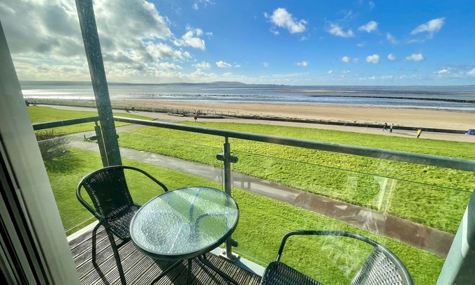 Crynant Apartamento | Modern Beachfront Bliss with Spectacular Views
