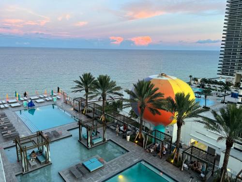 Hollywood South Central Beach Apartamento | Modern Beachfront Condo with Stunning Ocean View