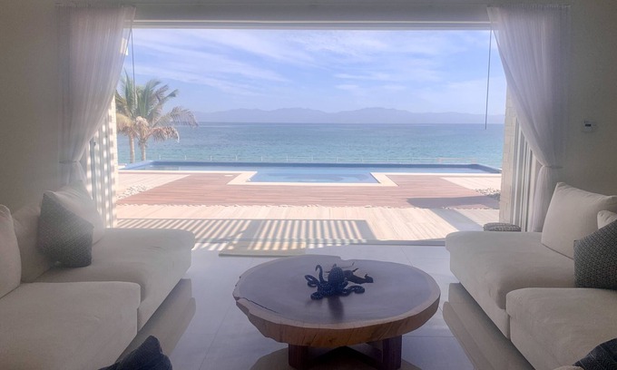 La Ventana Casa | Modern beachfront house with pool