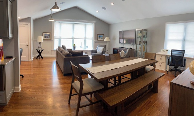 Elmwood Park Apartamento | Modern Beauty - 3 BR/ 2 BA Apt. - 10 miles to NYC. Natural Gas Grill & Fire Pit