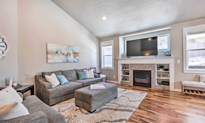 Southeast Bend Casa | Modern Bend Home ~ 3 Mi to Old Mill District!