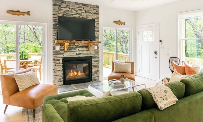 Boone Casa | Modern Blowing Rock River House-Hammock & Hot Tub