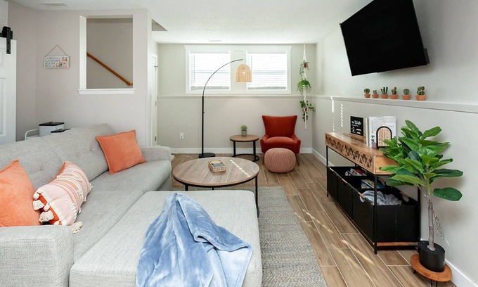 Des Moines Casa | Modern Boho Townhome w/Hidden Reading Nook Near Downtown Des Moines!