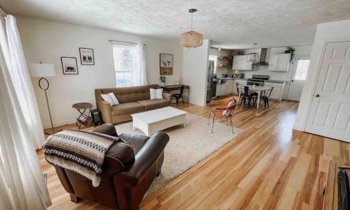 Nazareth Casa | Modern Boho w/ Hot Tub near Hospitals & Downtown