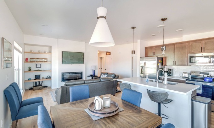 Bozeman Condominio | Modern Bozeman Condo w/ Balcony & Mountain Views!