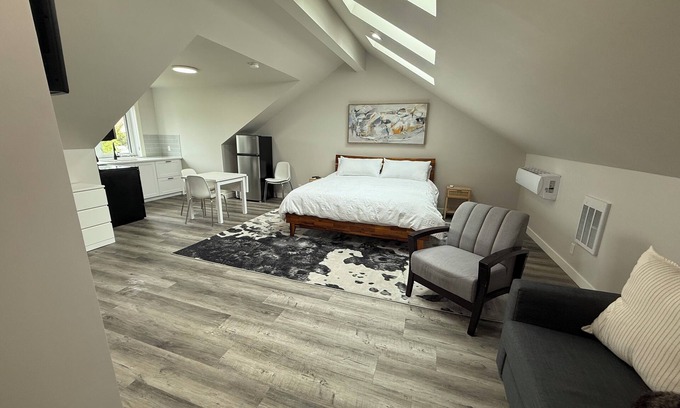 Red Deer Apartamento | Modern brand new loft suite