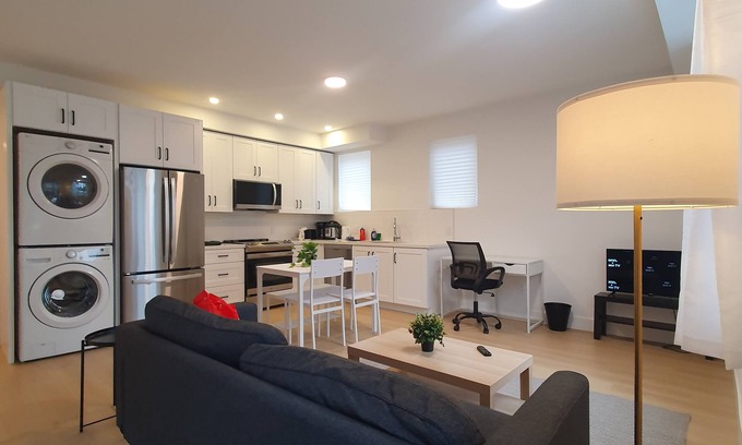 Woodbine Heights Apartamento | Modern Bright 2BR Apartment Close to Transit