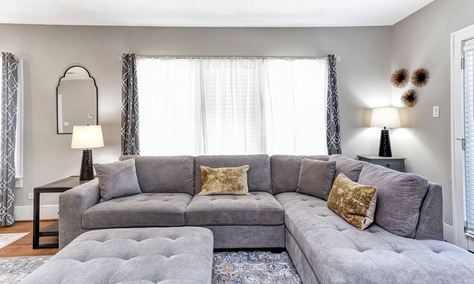 Boulevard Oaks Casa | Modern & Bright Castle Deux @ Castle Ct - Montrose