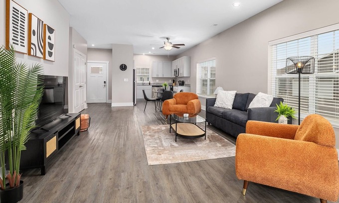 Grandville Condominio | Modern Build 4BR 4BA Two Condo w Patio and Garage