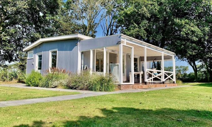 Sint Maartensvlotbrug Casa | Modern bungalow with veranda, 2 bedrooms, sleeps 4, WiFi, lovely large enclosed garden, dog welcome