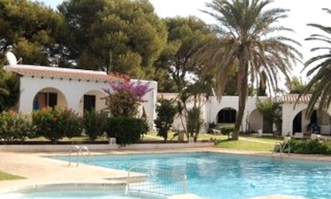 Binisafua Apartamento | Moderno Bungalow "Binisafua Playa - Bungalow 14" cerca de la playa con piscina exterior compartida, aire acondicionado, Wi-Fi, terraza y jardín; aparcamiento disponible
