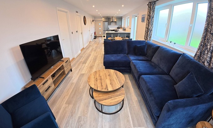 South Side Casa | Modern bungalow in a quiet lane in Guernsey. Private parking, private garden.