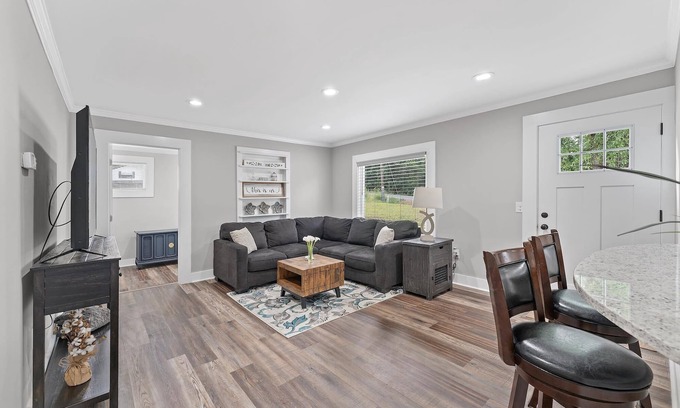Gantt Casa | Modern bungalow. Lots of Parking. 10 min to Downtown Greenville. Pet Friendly.