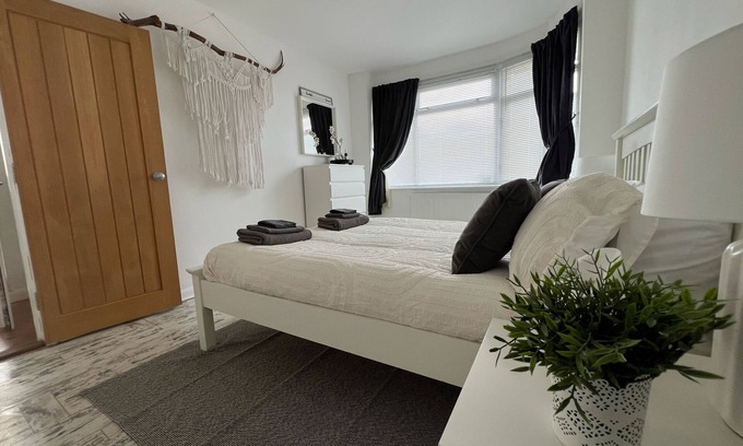 Southampton Casa | modern Bungalow with hot tub, garden, bbq & Netflix 10 min drive to city centre
