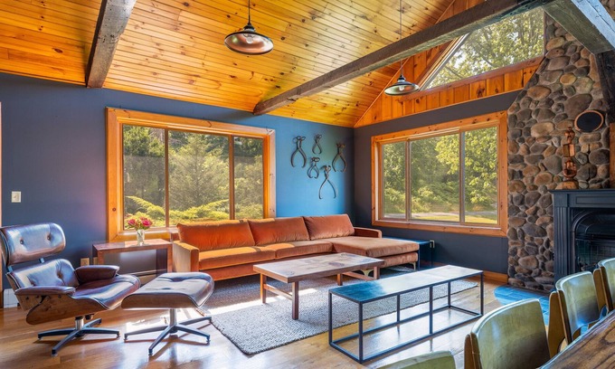 Town of Clermont Cabina | Modern Cabin/4-bedroom with Hot Tub in Germantown