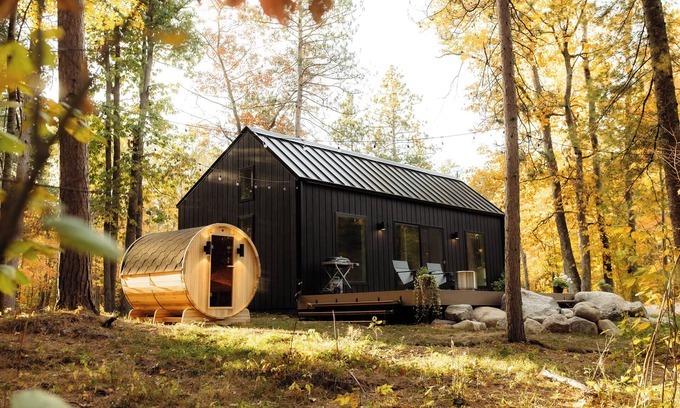 Hackensack Cabina | Modern Cabin in Forrest with Cedar Barrel Sauna