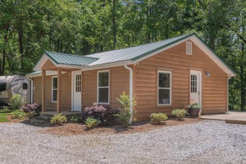 Travelers Rest Casa | Modern Cabin in the Woods with Hot Tub