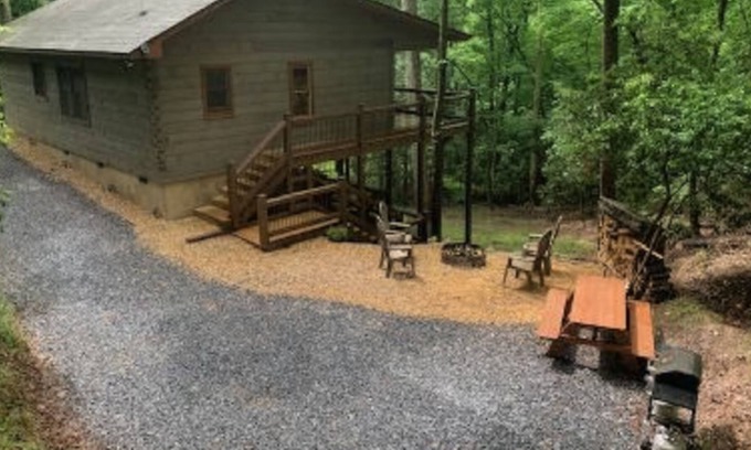 Hidden Lake Cabina | Modern cabin in the woods with private hot tub, firepit, picnic area, AC & WiFi