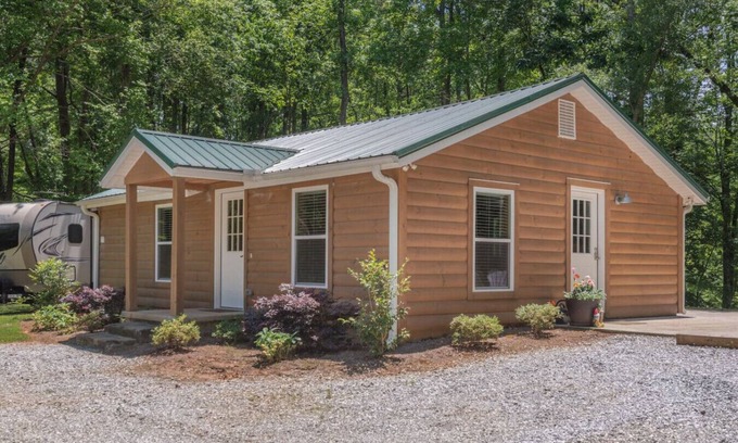 Travelers Rest Cabina | Modern Cabin in the Woods with Hot Tub