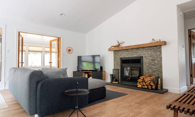 Tahoe Paradise Casa | Modern Cabin Near Trails - Fenced-in Yard, Kid, Dog & Remote-Work Friendly!