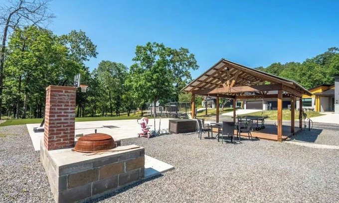 Mid America Cabina | Modern Cabin near Bull Bayou Trailhead!