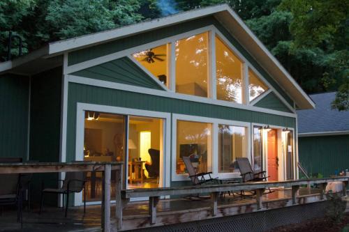 Lake Township Casa | Modern cabin on 40 acres. Near Honor. A/C. Pet ok.