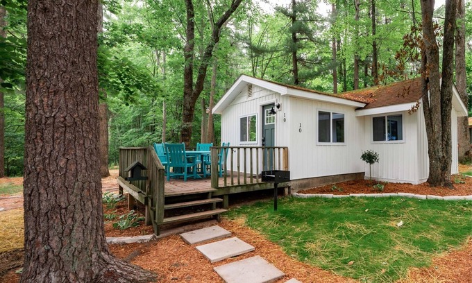Mayfield Cabina | Modern Cabin on Arbutus Lake w/Pontoon Rentals