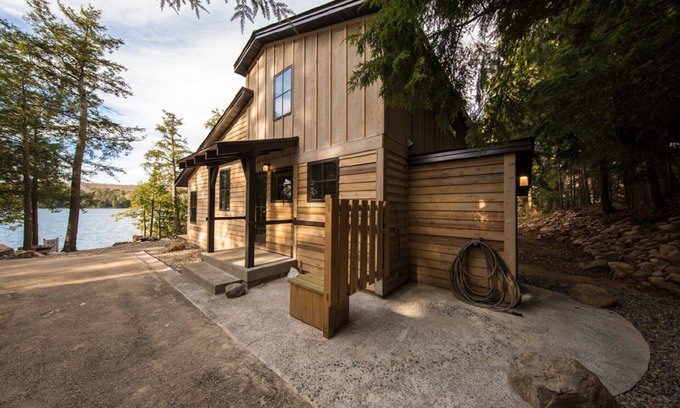 Crandon Cabina | Nueva cabaña moderna de mediados de siglo en el hermoso lago cristalino de Lucerna, Crandon Wi