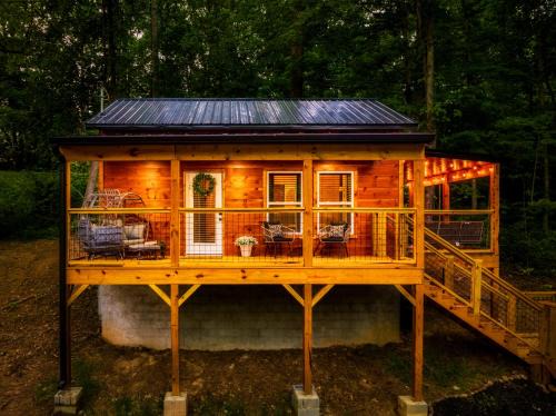 Sevierville Casa | Modern Cabin - The Emerald Nest