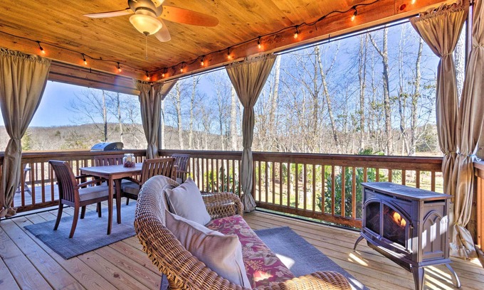 Tuckasegee Cabina | Modern Cabin w/ Deck, Grill & Chinquapin Amenities
