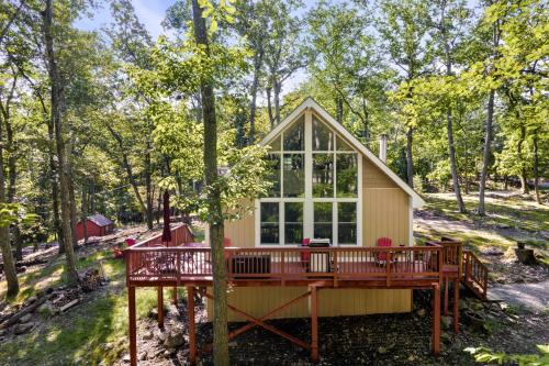 The Woods Casa | Modern Cabin w Hot Tub & Indoor Pool Gym Access!