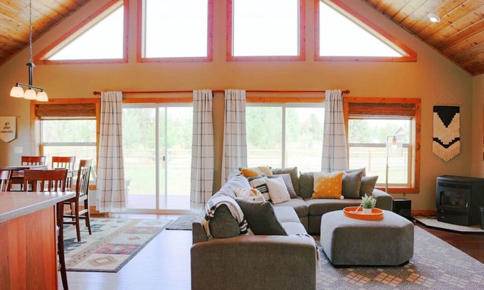 Fir Grove Estates Cabina | Modern Cabin w/ Open Views & Fenced Yard
