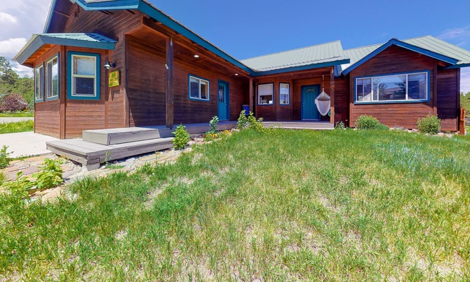 Pagosa Highlands Casa | Modern cabin with deck, BBQ, & on-site amenity add-ons - near lake & hiking