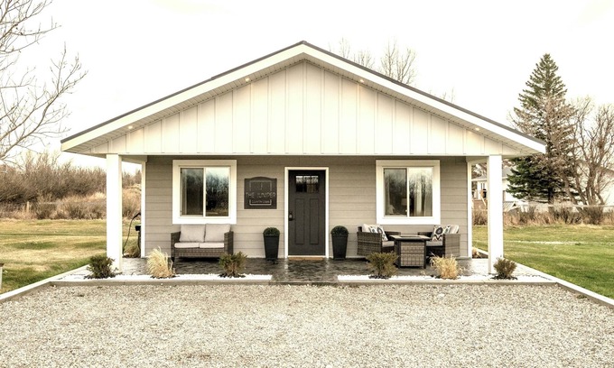 Fort Macleod Cabina | Modern cabin with King Bed, full kitchen and laundry.