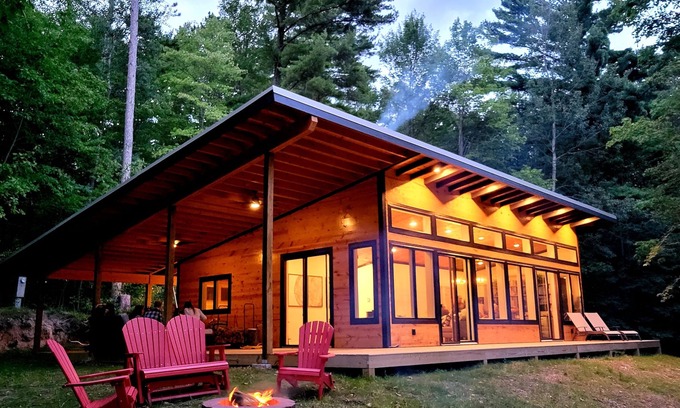 Hayward Cabina | Modern Cabin with Classic Northwoods Experience...Close to Trails