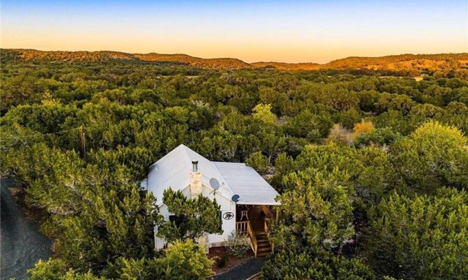 Uvalde Casa | Modern Cabin with Hill Country Views