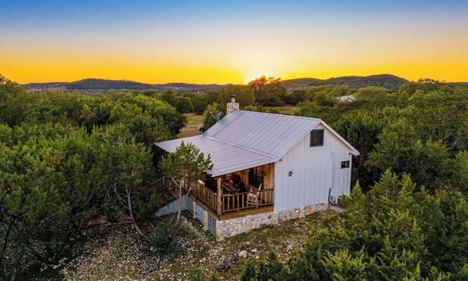 Uvalde Cabina | Modern Cabin with Hill Country Views