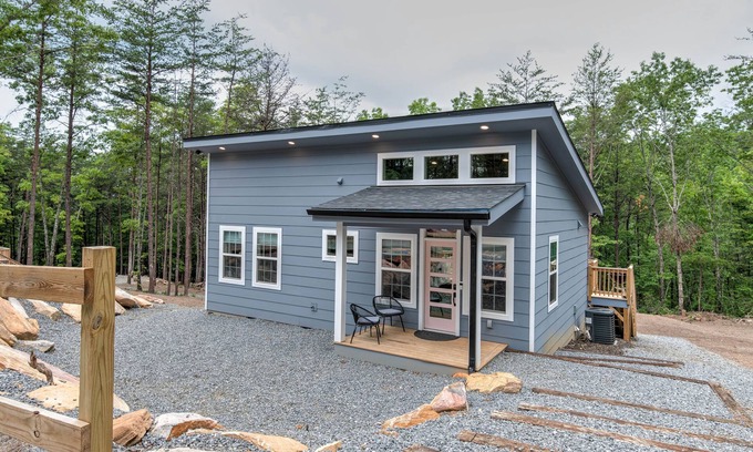 Lake Lure Cabina | Modern Cabin with Hot Tub