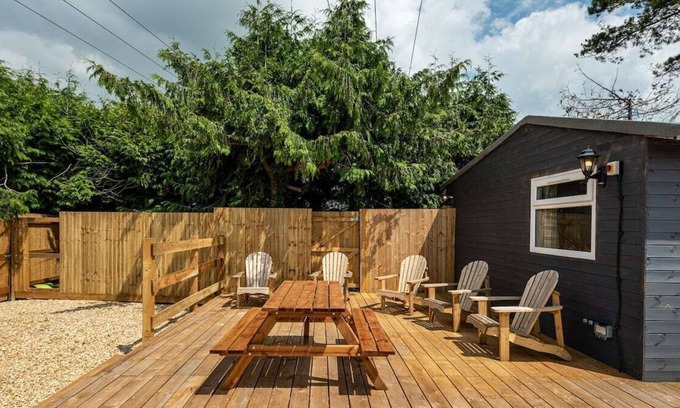 Upton Cheyney Cabina | Modern cabins with gorgeous lounge & sunny deck sleeps 18
