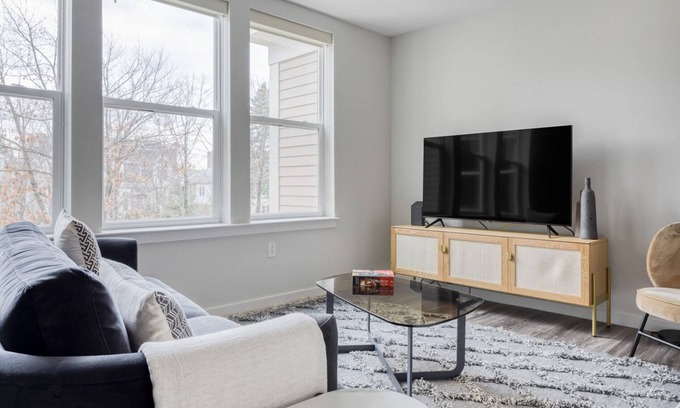North Cambridge Apartamento | Modern Cambridge 1BR w/ W/D, Private access to Linear Park by Blueground