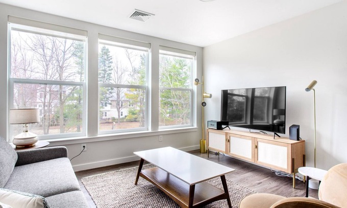 North Cambridge Apartamento | Modern Cambridge 2BR w/ W/D, Private access to Linear Park by Blueground