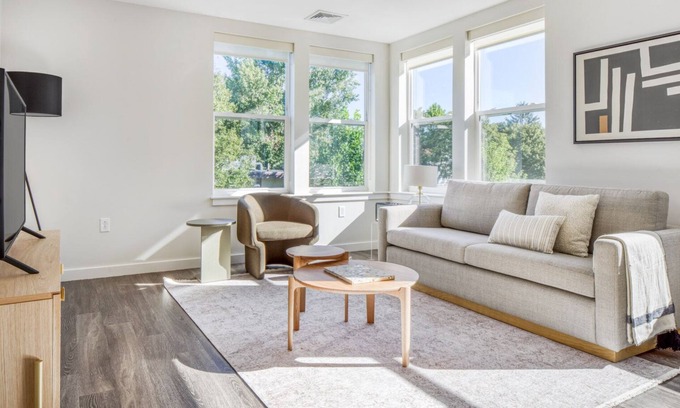 North Cambridge Apartamento | Modern Cambridge 2BR w/ W/D, Private access to Linear Park by Blueground