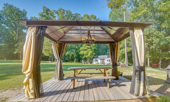 Camden Apartamento | Modern Camden Villa w/ Deck, Near Tennessee River