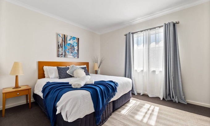 Halls Head Apartamento | Modern canal apartment sleeps 2