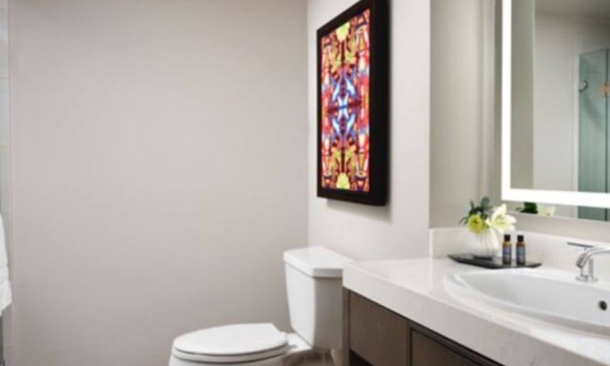 Zona Hotelera Complejo | Modern Cancun resort with comfy home feel at the edge of beach and pool living.