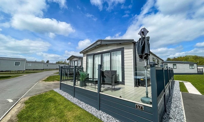 Saxmundham Casa | Modern caravan with large decking area and WiFi, ref 60057CH