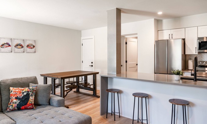 Barton Hills Condominio | Modern Central ATX Condo. Walk to Zilker Park, Barton Springs & Lady Bird Lake