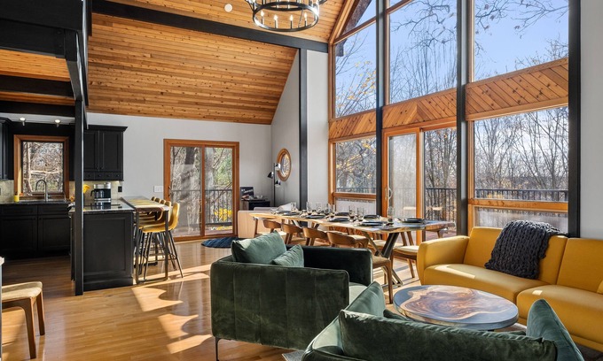 Saugatuck Chalet De Esquí | Modern Chalet 5bd 3bth with Hot Tub, Game Room, Private movie theater, 3 decks