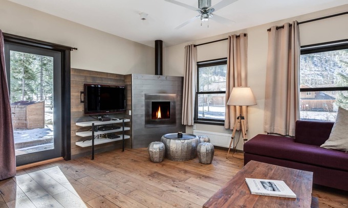 Taos Ski Valley Chalet De Esquí | Modern Chalet at base of ski lift in Taos Ski Valley