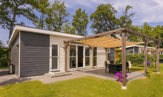 Lochem Chalet De Esquí | Chalet moderno con bonitas puertas correderas en un parque de vacaciones cerca de Lochem